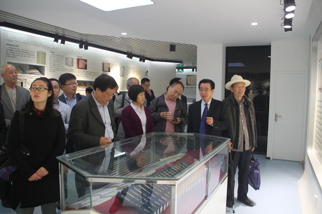来宾参观史记展览馆
